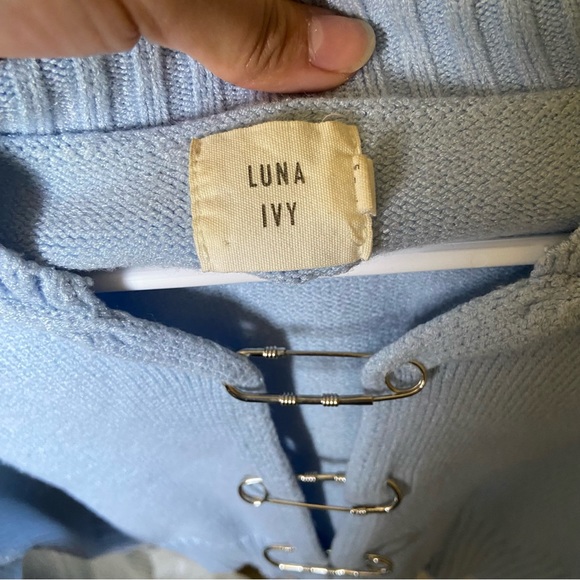 Light blue sweater with silver pins - Picture 4 of 5